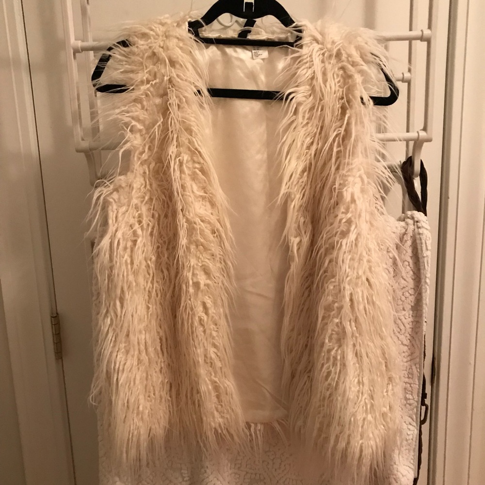 CREAM/ WHITE FUR VEST!